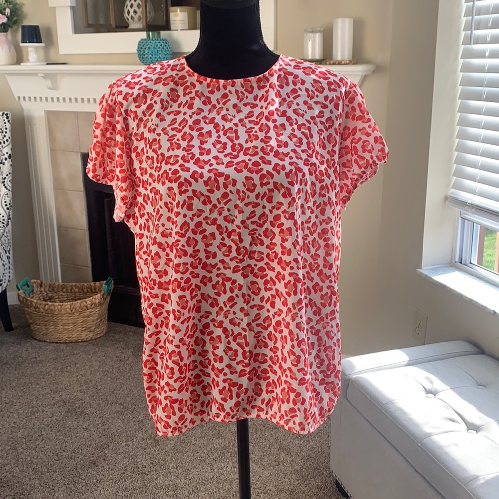 Short sleeve shirt.